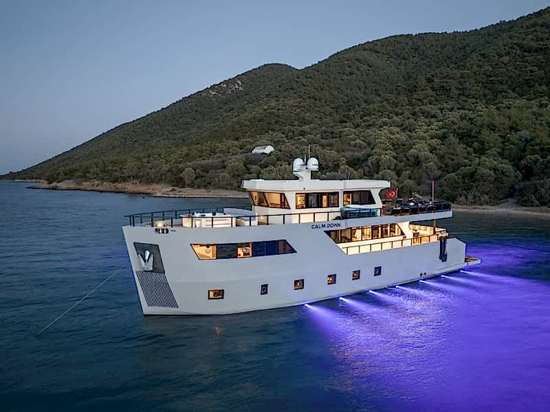 CALM DOWN YACHT